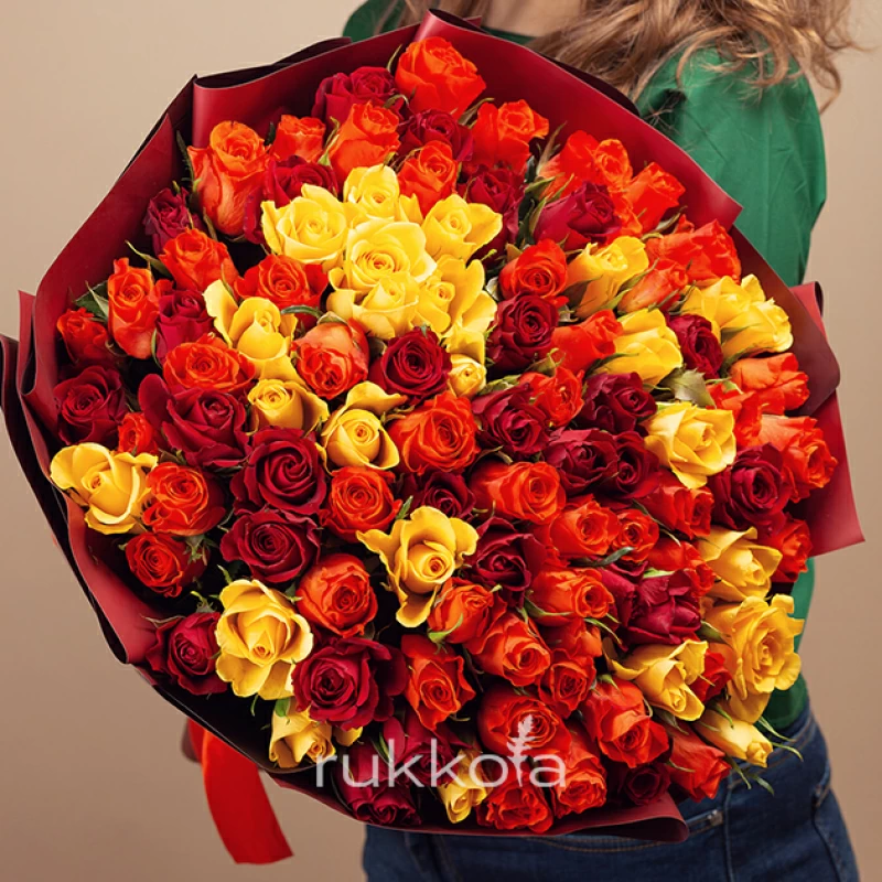 101 красная, оранжевая и желтая роза (Кения)