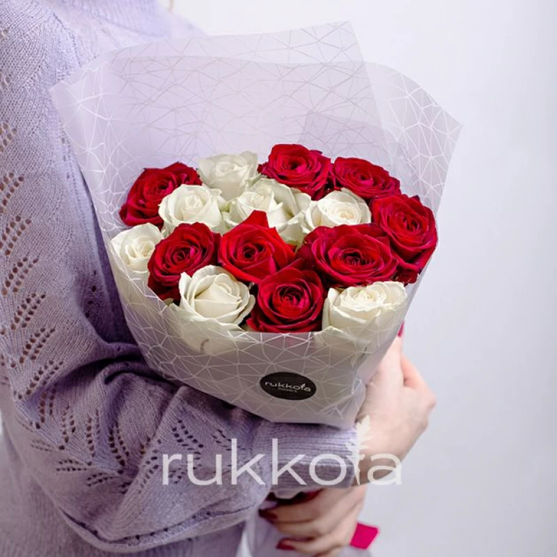 15 красных и белых роз