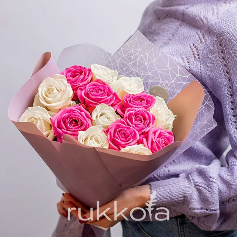 15 белых и розовых роз
