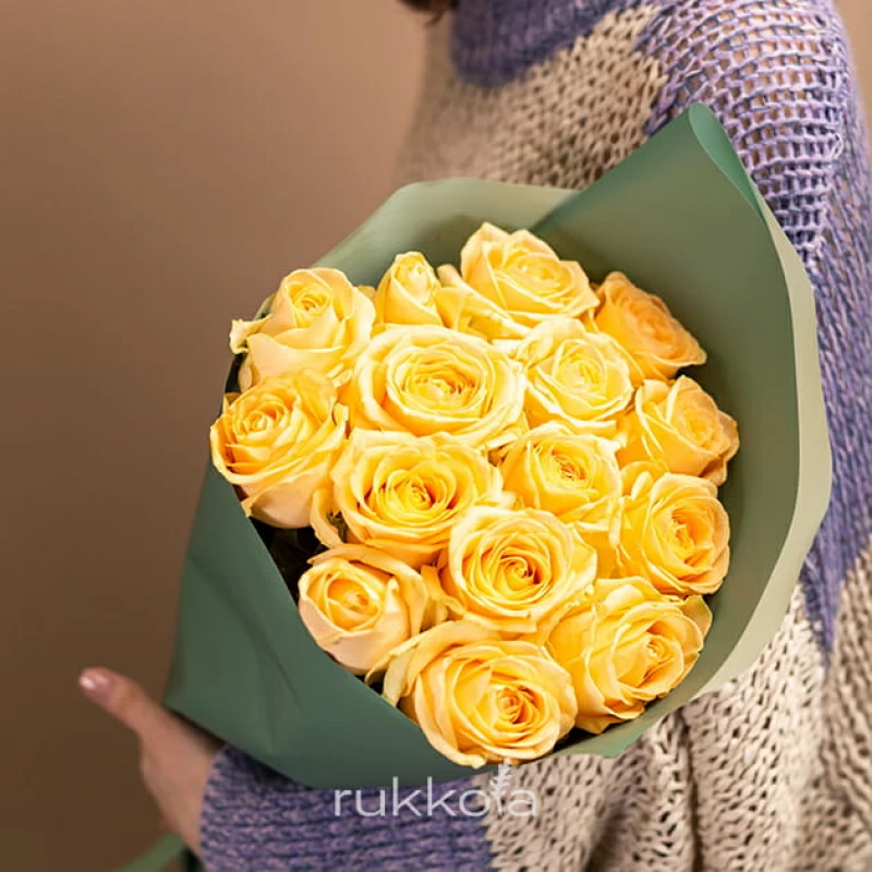 15 кремовых роз