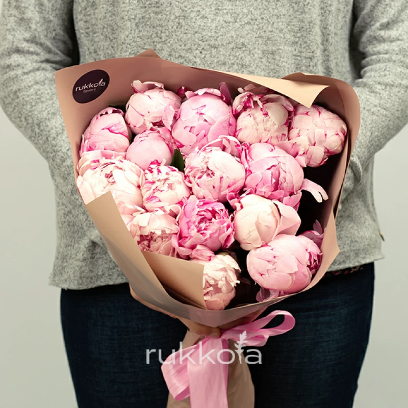 15 розовых пионов