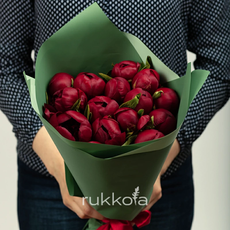 15 бордовых пионов