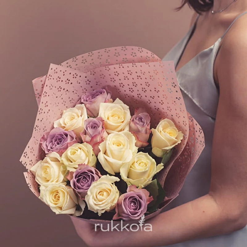 15 белых и лиловых роз