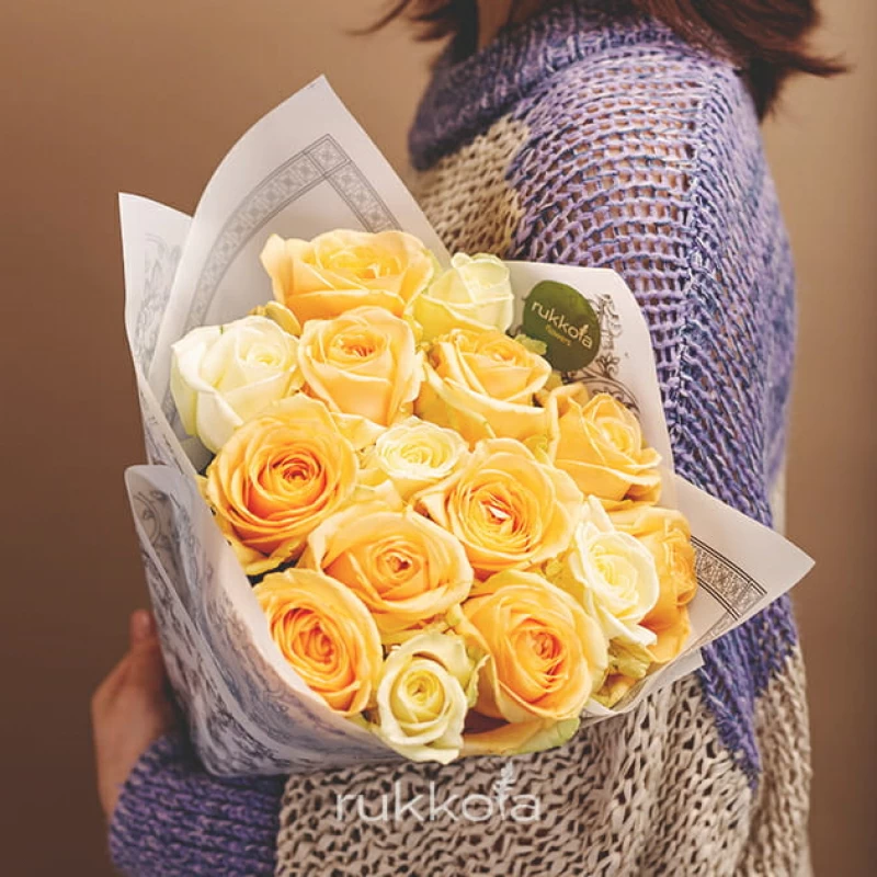 15 белых и кремовых роз