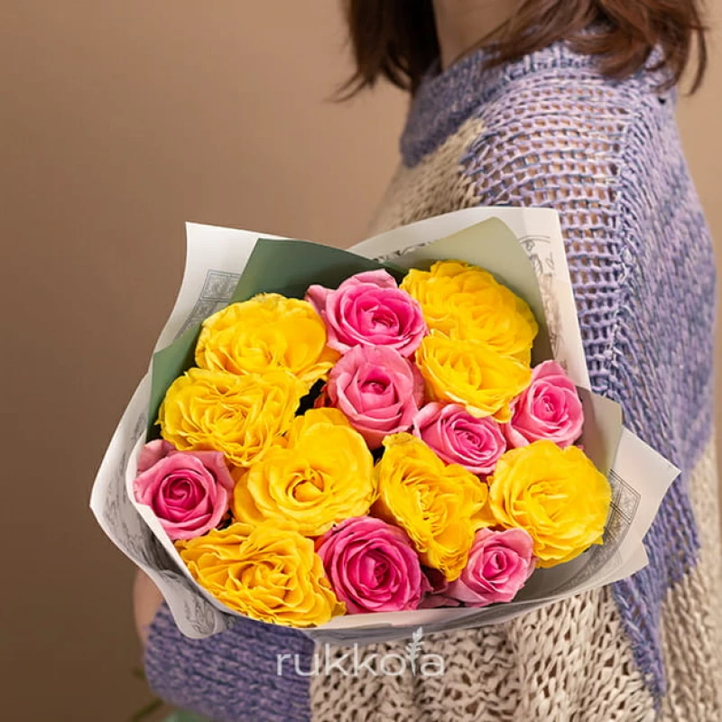 15 желтых и розовых роз