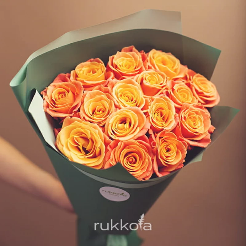 15 персиковых роз