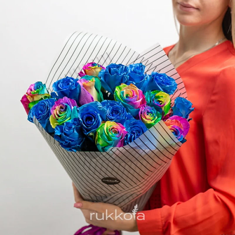 19 синих и радужных роз