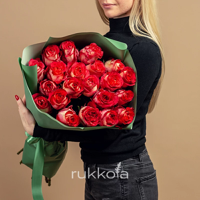 19 красно-белых роз Игуана (Эквадор)