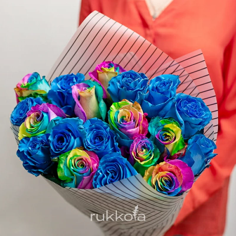 15 синих и радужных роз