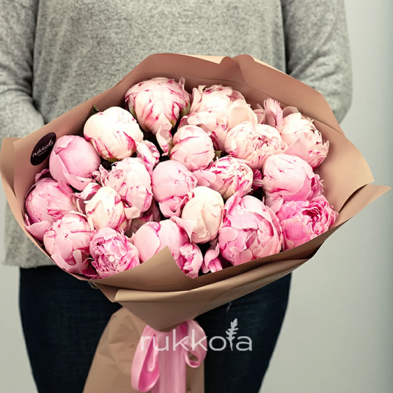 19 розовых пионов
