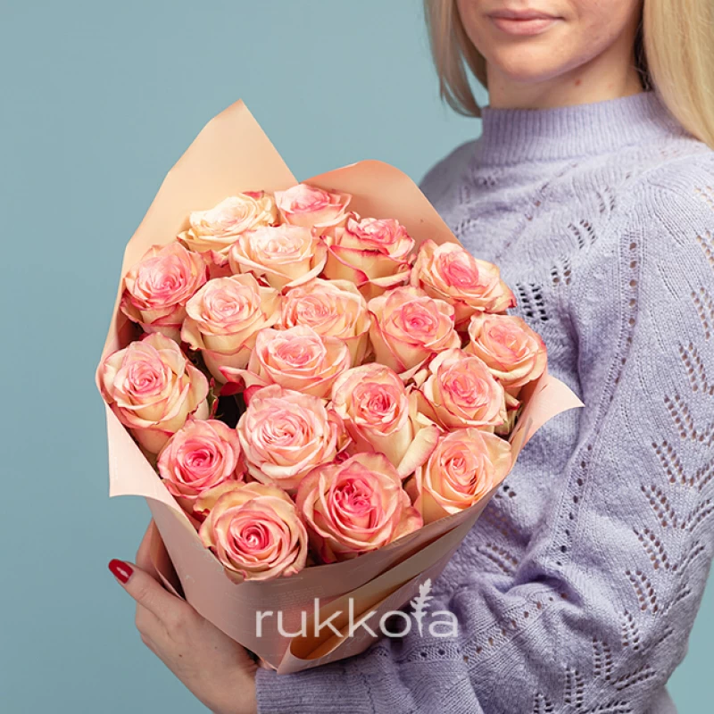 19 розовых роз Палома (Эквадор)