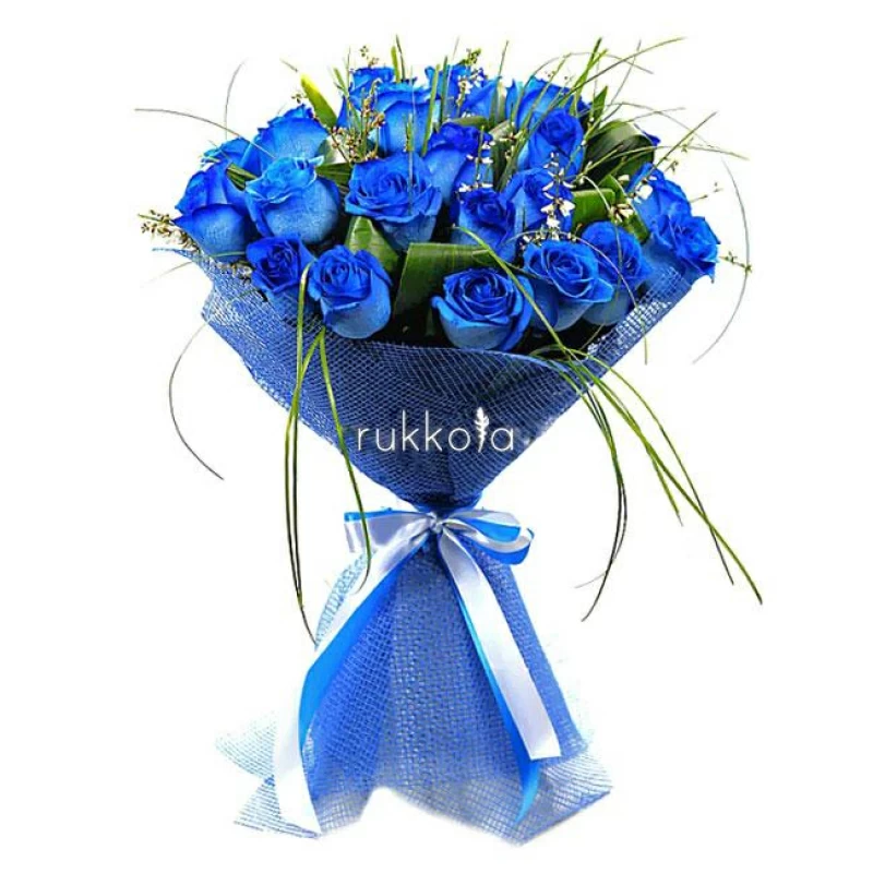 Букет синих роз с зеленью
