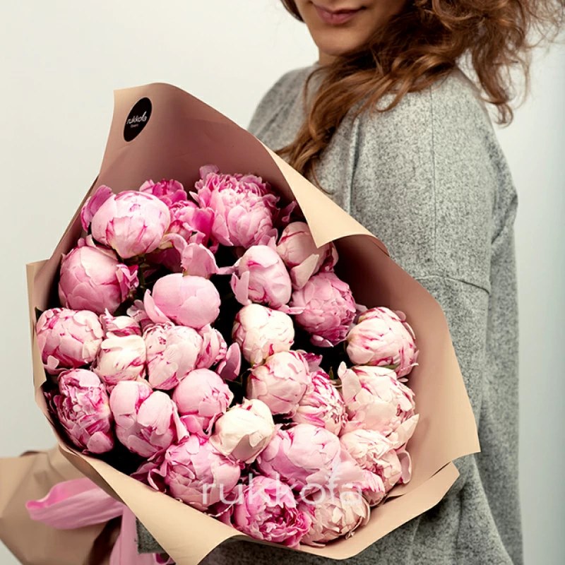 25 розовых пионов
