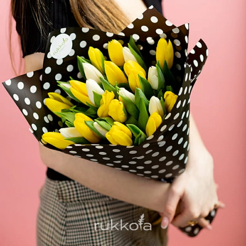 25 белых и желтых тюльпанов