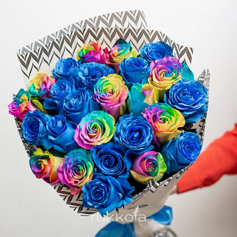 25 синих и радужных роз