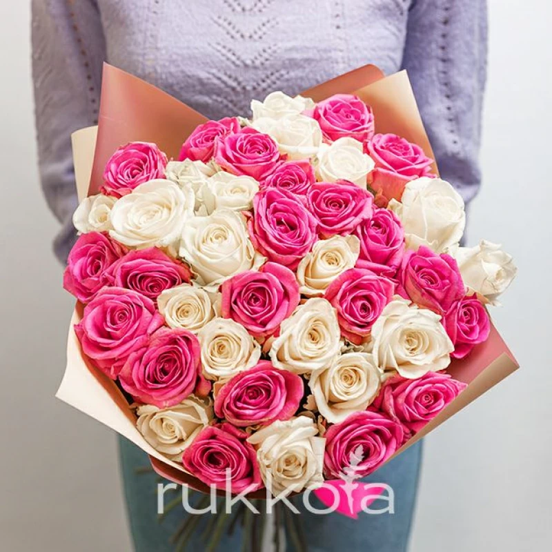 35 белых и розовых роз
