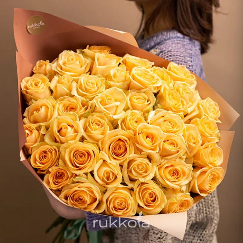 35 кремовых роз