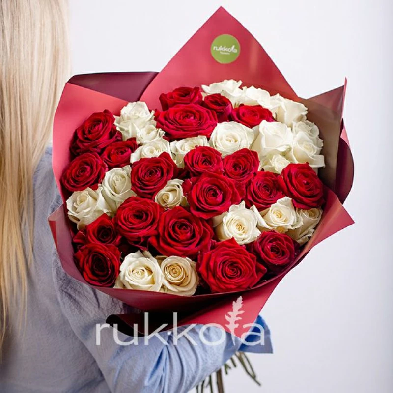 35 красных и белых роз