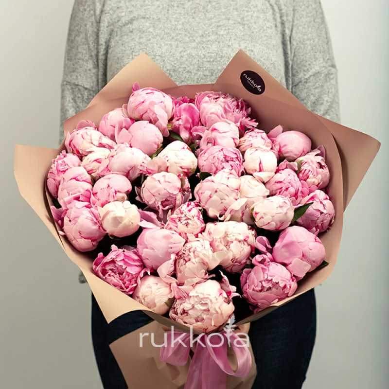 35 розовых пионов