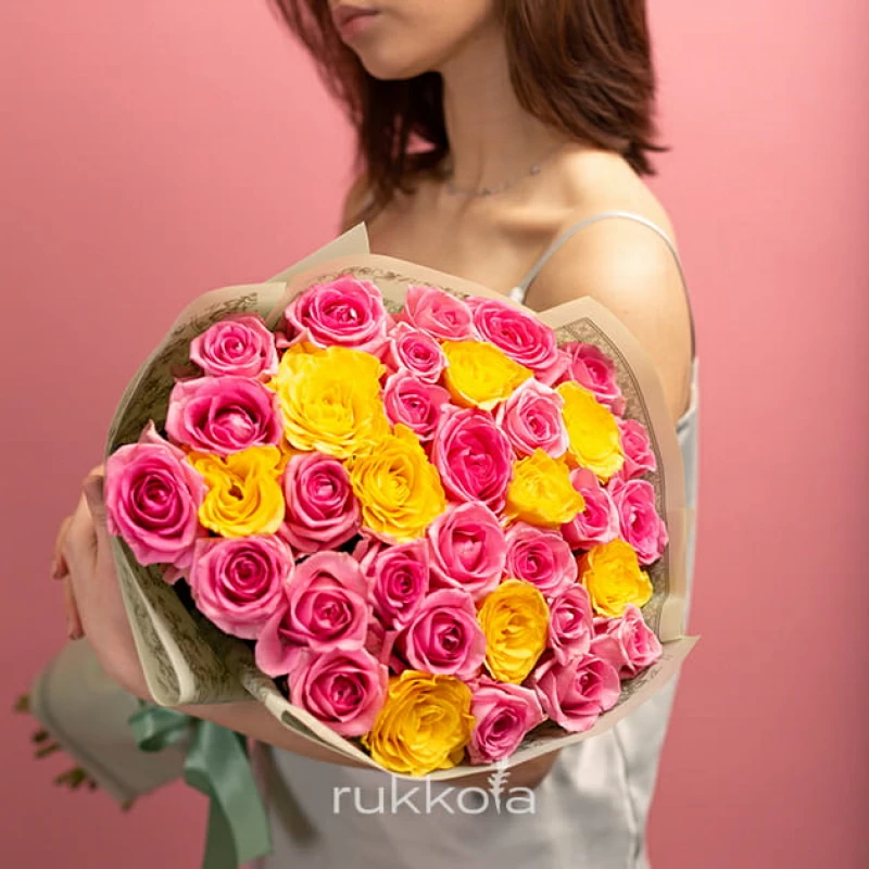 35 желтых и розовых роз