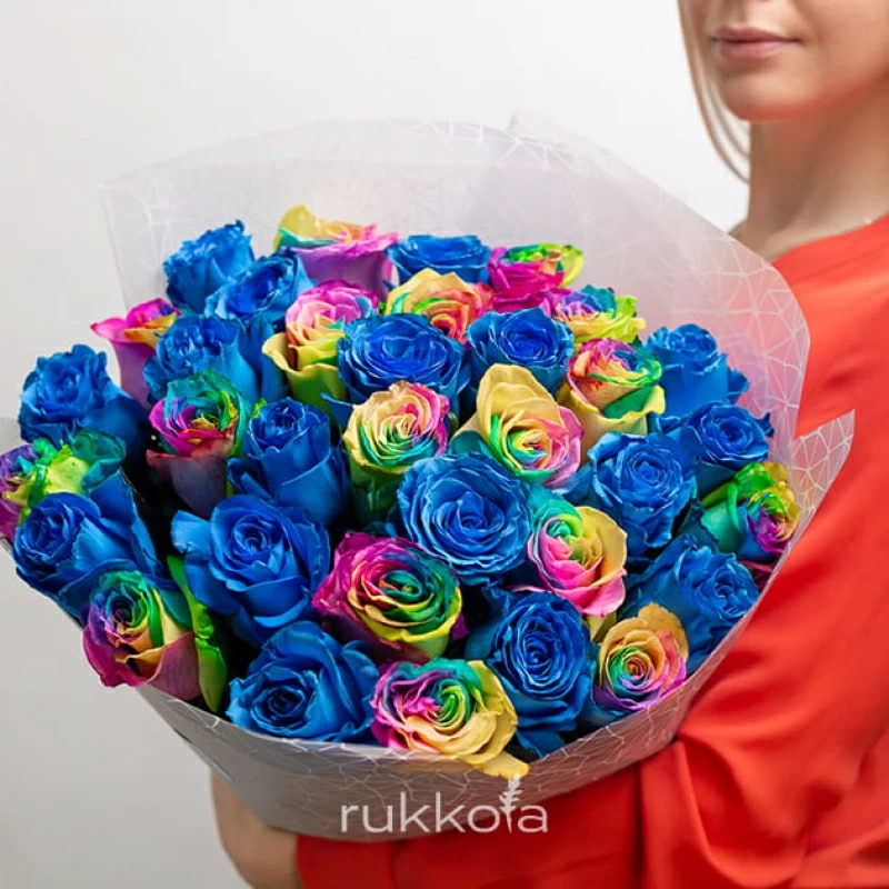 35 синих и радужных роз