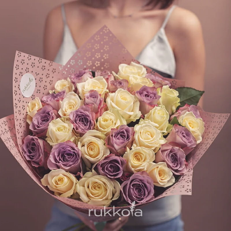 35 белых и лиловая роз