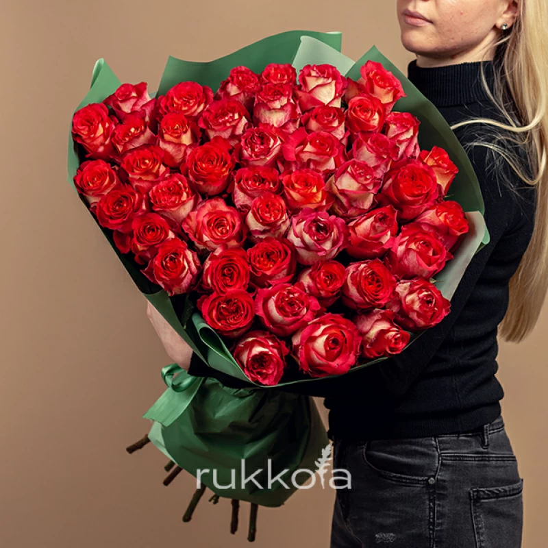 45 красно-белых роз Игуана (Эквадор)