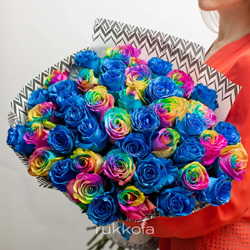 45 синих и радужных роз