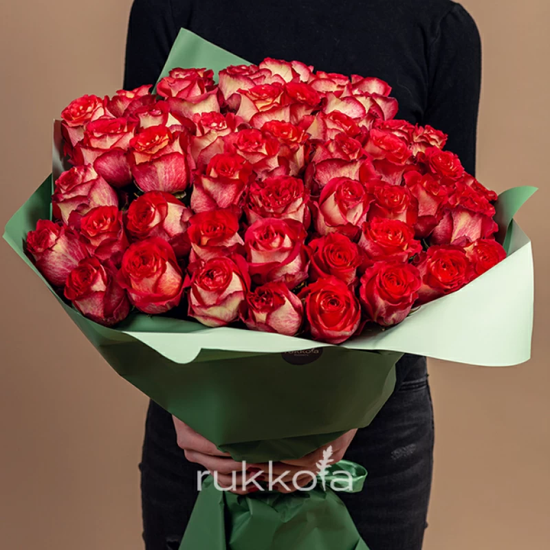 55 красно-белых роз Игуана (Эквадор)