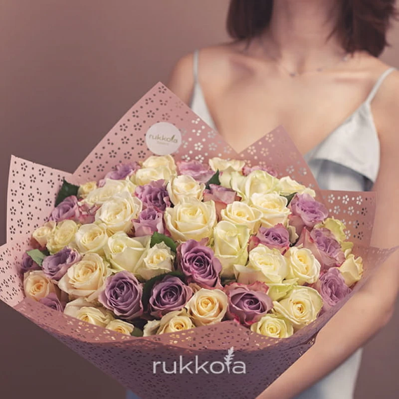 51 белая и лиловая роза