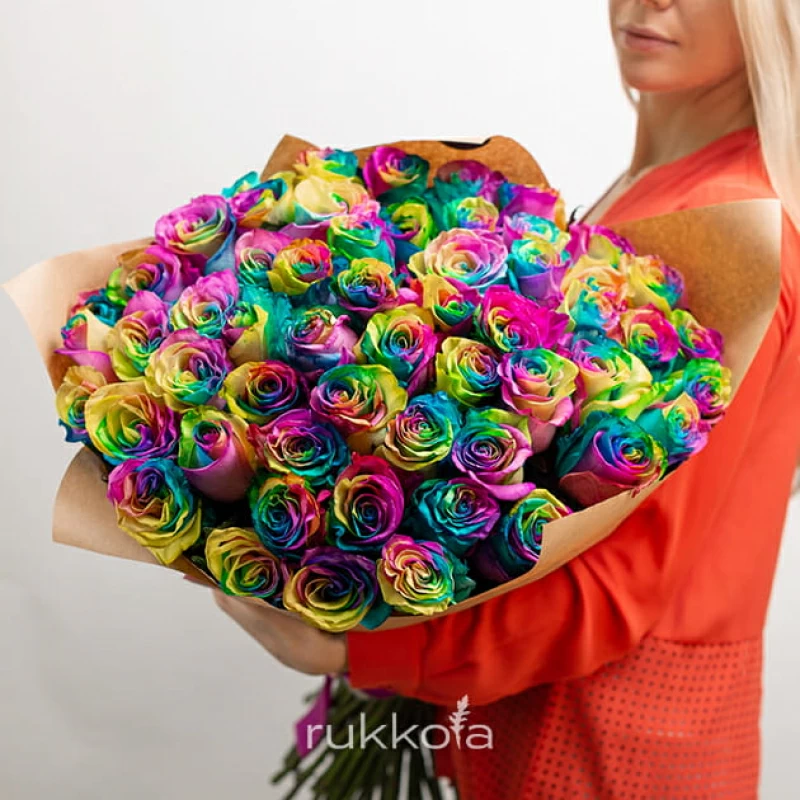 75 радужных роз