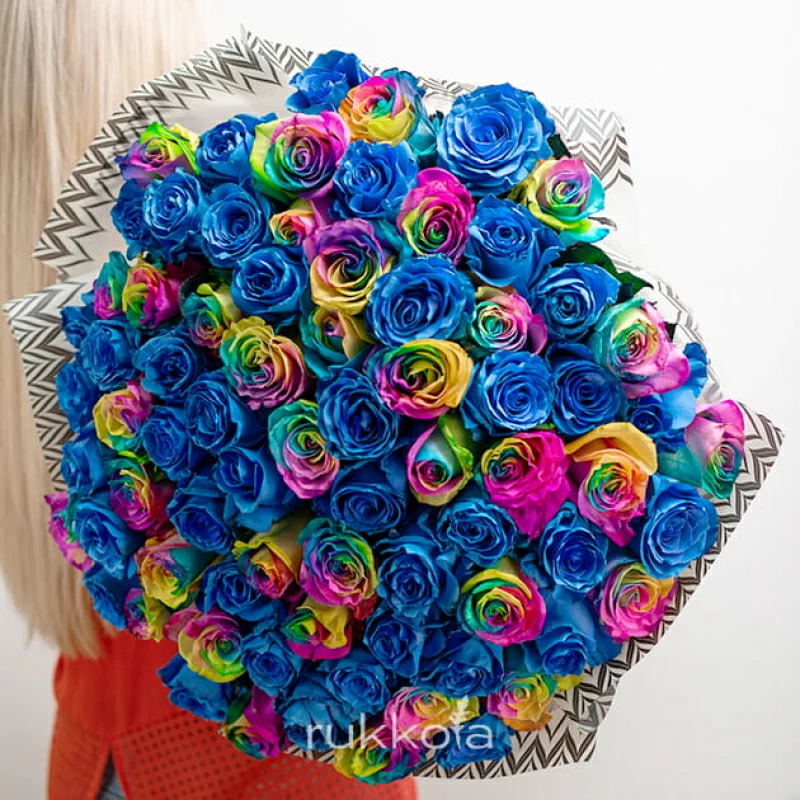 75 синих и радужных роз