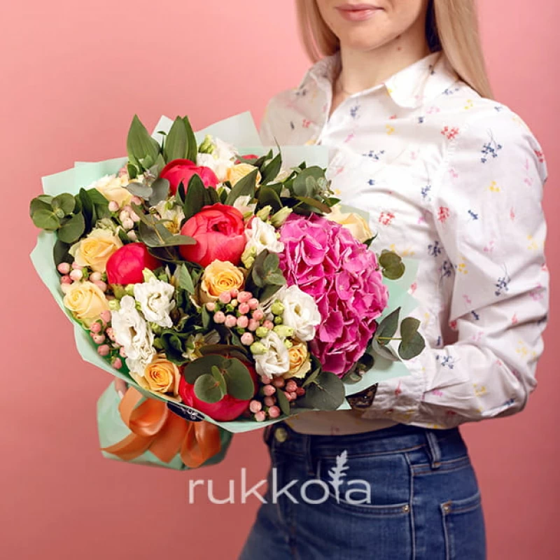 Сборный букет с гортензией и коралловыми пионами