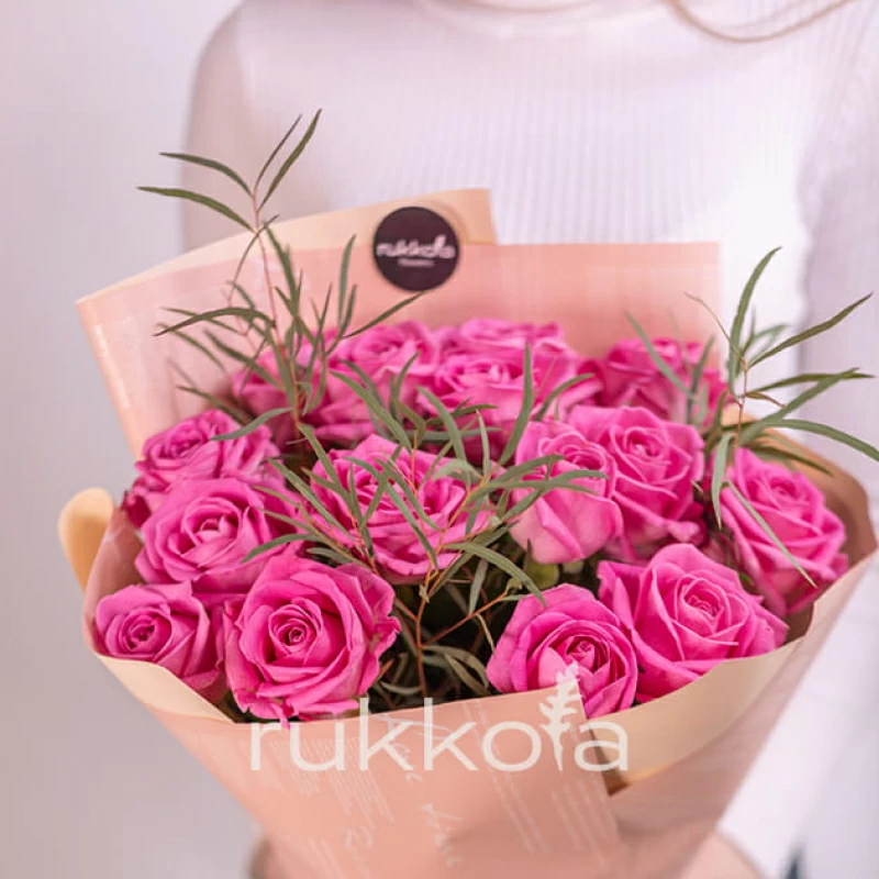 15 розовых роз
