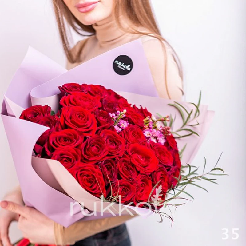 35 красных роз