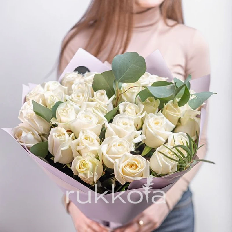 35 белых роз