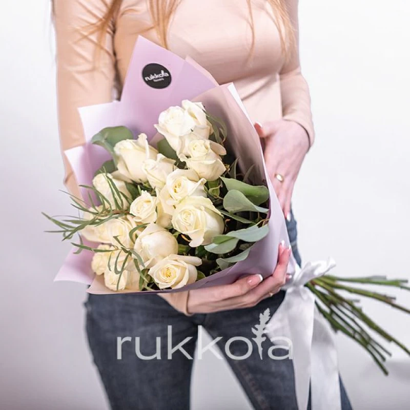 15 белых роз