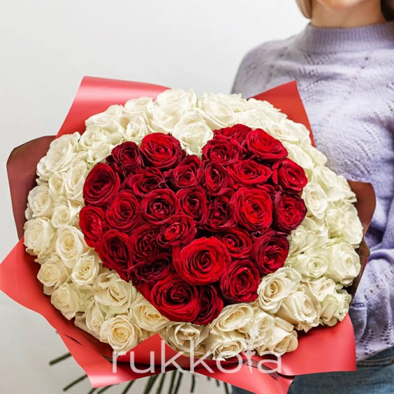 101 роза - красное сердце на белом фоне