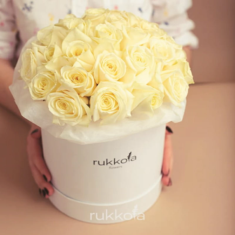 Белые розы в большой белой коробке