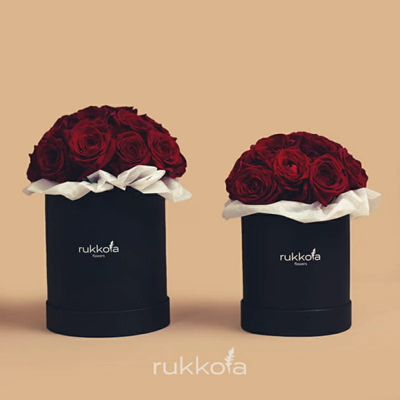 Красные розы в маленькой и средней черной коробке