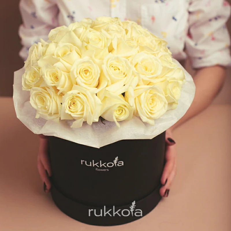 Белые розы в большой черной коробке