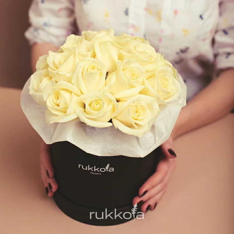 Белые розы в средней черной коробке