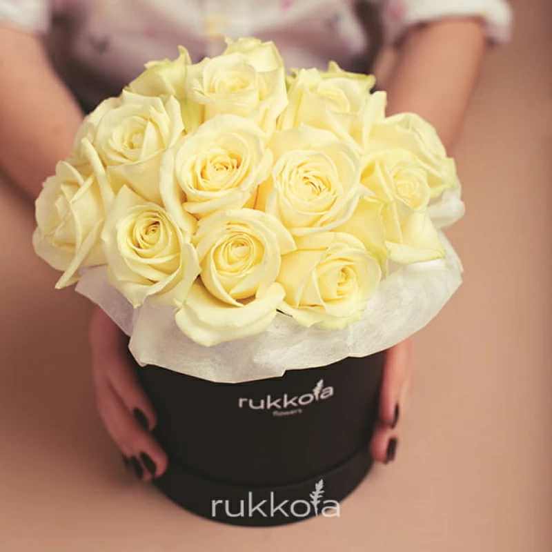 Белые розы в маленькой черной коробке