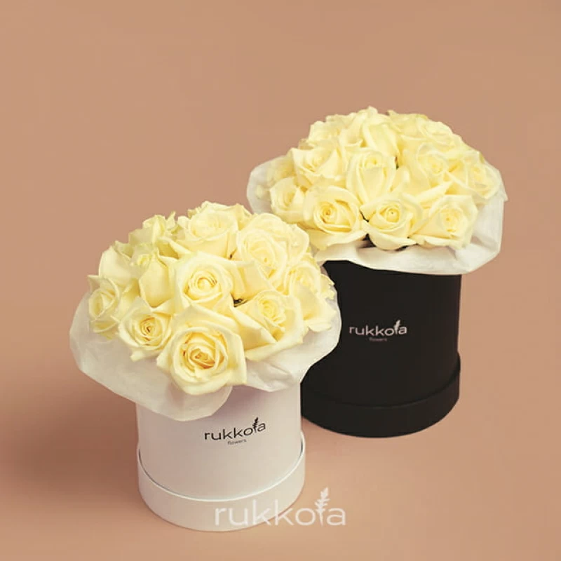 Белые розы в маленькой и средней коробке