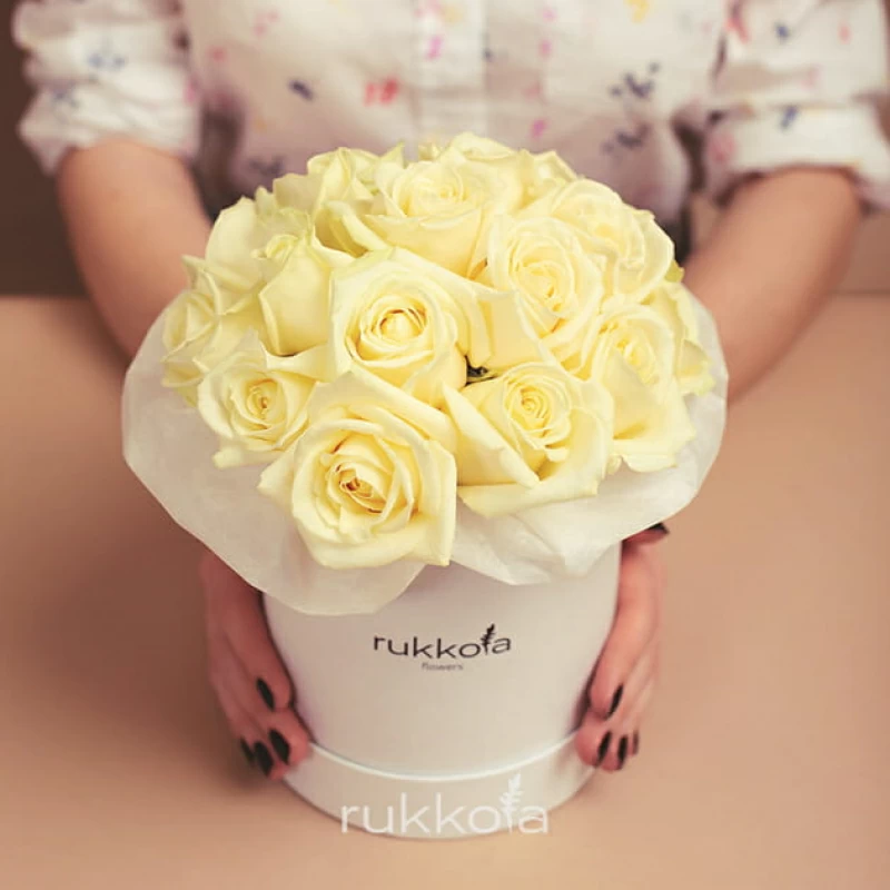 Белые розы в маленькой белой коробке