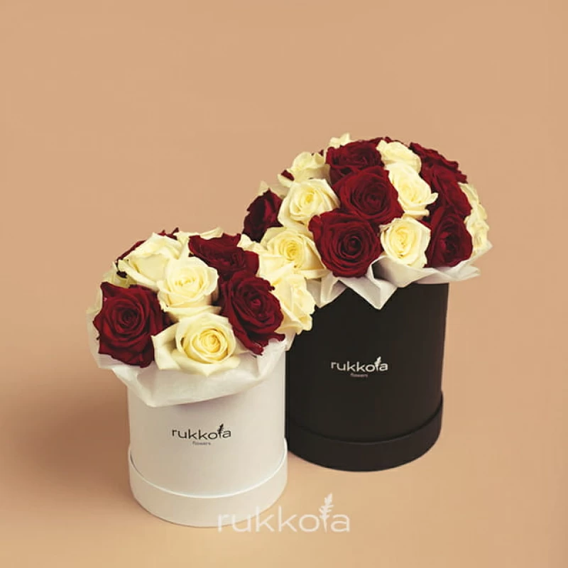 Красные и белые розы в маленькой и средней черной и белой коробке