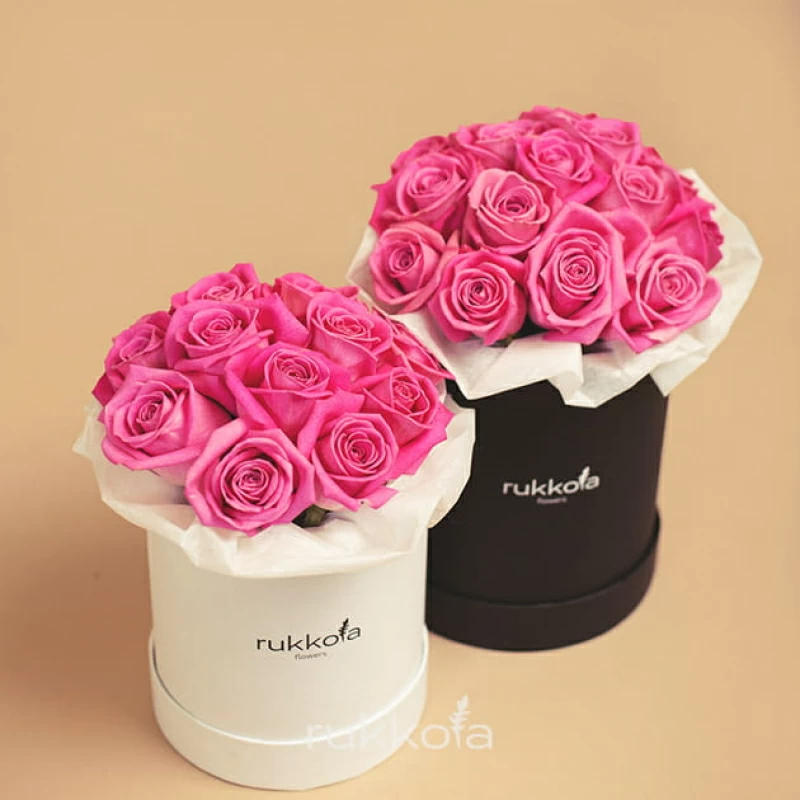 Розовые розы в маленькой и средней коробке