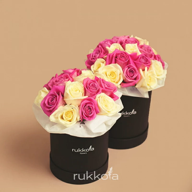 Белые и розовые розы в маленькой и средней черной коробке