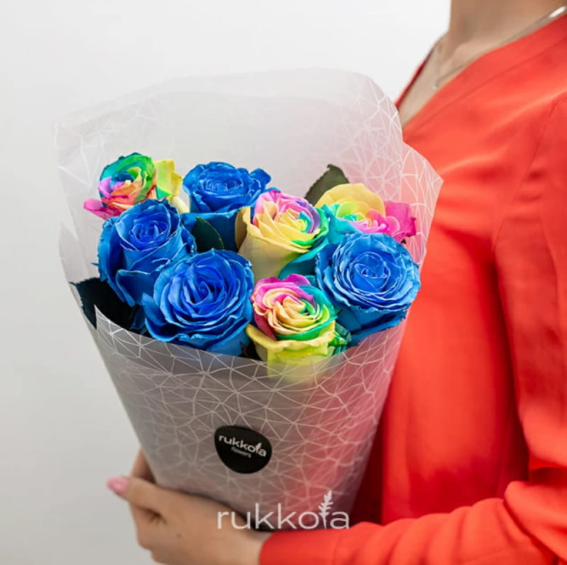 9 синих и радужных роз