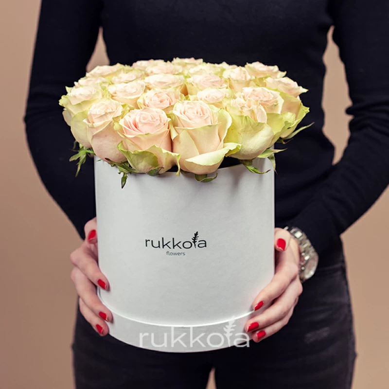 Розовые розы Фрутетто (Эквадор) в большой белой коробке